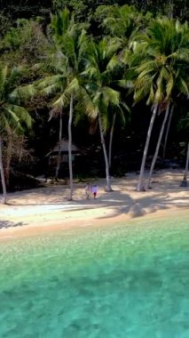 Tayland 'da kristal berrak suların yumuşak kumları öptüğü Koh Wai Adası' nın çarpıcı manzaralarını deneyin. Bu huzur verici nokta seni doğada gevşemeye sallanan avuçlar altında kucaklaşmaya davet ediyor..