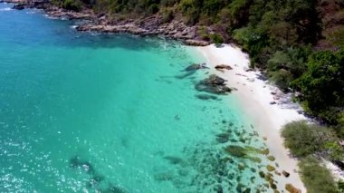 Kristal berrak suların yumuşak beyaz kumlarla buluştuğu Koh Wai Adası 'nın el değmemiş kıyılarını keşfedin. Bu tropik Tayland cennetinde huzurun, rahatlığın ve nefes kesici manzaranın tadını çıkarın.