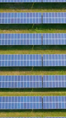 Tayland 'da güneş ışığının temiz enerjiye dönüştüğü geniş güneş panelleri alanlarını araştırın. Sürdürülebilir bir geleceğe güç veren yenilikçi teknolojiye tanık olun.