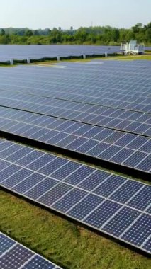 Güneş panelleriyle kaplı geniş alanlar Tayland 'daki güneş ışınlarını yansıtıyor. Bu yeşil enerji projesi sürdürülebilirliği ve temiz enerji kaynaklarına geçişi sembolize ediyor. Enerjinin geleceğine tanıklık et..