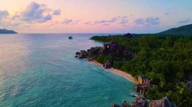 Güneş berrak suların üzerinde batarken Seyşeller 'in sakin sahil şeridini deneyin. Yeşillik ve eşsiz kaya oluşumları büyüleyici bir tropikal cennet yaratır. Anse Kaynak DArgent La Digue 