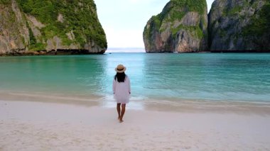 Maya Körfezi Koh Phi Adası 'ndaki sakin kıyılarda gezinirken Krabi Tayland nefes kesen uçurumları ve kristal berrak suları gözler önüne seriyor..