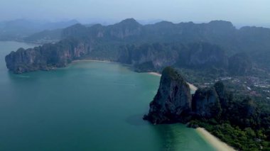 Tayland, Krabi 'nin çekici manzaralarını deneyin, el değmemiş plajlar, yüksek uçurumlar ve gök mavisi sular. Sakin bir öğleden sonra bu tropikal cennette harikalar keşfeder..