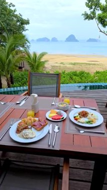 Krabi Tayland 'da sakin plajlara ve nefes kesici kireçtaşı oluşumlarına göz yumarak yerel lezzetlerin yer aldığı lezzetli bir kahvaltı sofrasının tadını çıkarın. Güne mükemmel bir başlangıç yapın..
