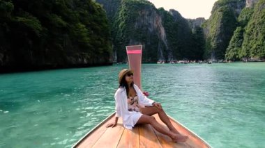 Tayland, Krabi 'nin dingin güzelliğini bir gezgin olarak yaşayın. Geleneksel bir teknede mükemmel bir anın tadını çıkarın. Turkuaz sular ve çarpıcı uçurumlarla çevrili Koh Phi Adası.