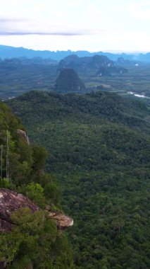 Krabis 'in yemyeşil tepeleri ve uzak dağlarının çarpıcı güzelliğine dalın. Zengin yeşillik ve dingin atmosfer Tayland 'ın doğal güzelliklerini yansıtıyor, Khao Ngon Nak.