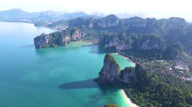 Turkuaz suların muhteşem kayalıklarla buluştuğu Krabi Tayland 'ın dingin güzelliğini keşfedin. Bu tropikal cennetin sükuneti ve doğal harikalarıyla ıslan. Railay Sahili