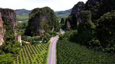 Tayland, Krabi 'nin nefes kesen manzaralarını gezmek, yüksek kireçtaşı uçurumlarını, canlı yeşillikleri ve dolambaçlı yolları göstermek. Bu tropikal cennetin dinginliğini hisset..