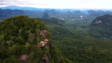 Krabi Tayland 'ın nefes kesici manzaralarını keşfedin yemyeşil dağlar görkemli bir şekilde yükselirken. Doğanın güzelliğini, dingin vadileri ve Khao Ngon Nak 'taki engin tropikal ormanları tecrübe edin.