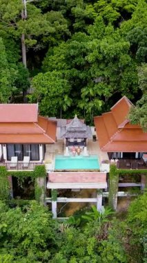 Krabi 'nin yemyeşil yeşilliklerine yerleşmiş sakin bir inzivada ziyaretçilerin dinlendiği büyüleyici bir havuz sergileniyor. Krabi Tayland 'daki lüks havuz villası.