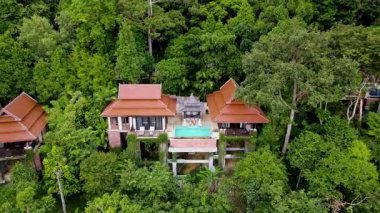 Tayland 'ın başkenti Krabi' de yemyeşil bir alanda sersemletici bir dinlenme yeri. Huzurlu havuzun yanında dinlenirken nefes kesici doğa manzarası ve sunduğu sükunetin tadını çıkarın. havuz villası