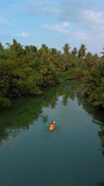 Chumphon, Tayland 'daki yemyeşil alanlarda kano kullanmanın huzurunu yaşayın. Bu macera sizi sakin sular boyunca canlı palmiyeler ve barışçıl doğayla çevrili bir yere götürüyor..