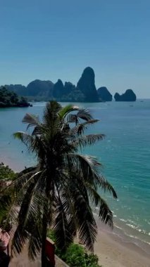 Berrak mavi suların yemyeşil tepelerle buluştuğu Krabi Tayland 'ın nefes kesici kıyı manzarasını deneyin. Güneşli plaj günlerinin ve hayat dolu resimli çevrenin tadını çıkar..