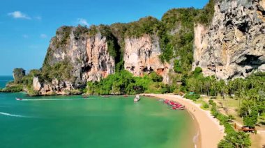 Tonsai Krabi Tayland 'ın turkuaz sularının yemyeşil ile buluştuğu sakin sahil şeridini keşfedin. Yükselen kayalıkların ve yumuşak altın kumların cazibesini tecrübe et. Rahatlamak ve macera yaşamak için mükemmel..