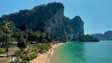 Tonsai Krabi Tayland 'ın sakin güzelliğini, çarpıcı kireçtaşı kayalıkları, el değmemiş plajları ve gür palmiye ağaçları ile deneyin. Bu tropikal cennetin sakinliğini ve canlı doğasını hisset..