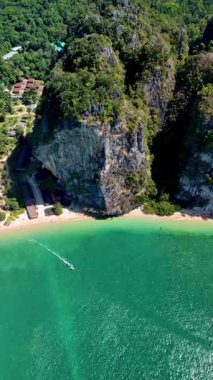 Yeşilliğin turkuaz sularla buluştuğu Krabi Tayland kıyı şeridini keşfedin. Tonsai Sahili insansız hava aracı Kireçtaşı uçurumlarının görüntüsü