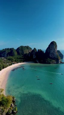 Krabi Thailand 'ın nefes kesen manzarasına ve eşsiz kireçtaşı oluşumlarına daldım. Canlı turkuaz suların, Railay Sahili 'nin insansız hava görüntüsünün tadını çıkarın.