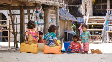 Phangnga, Tayland, 21 Ocak 2025, bir grup Moken çocuğu Surin Adası 'nda eğleniyor, oynuyorlar, gülüyorlar ve geleneksel köylerinin yakınında sosyalleşiyorlar.