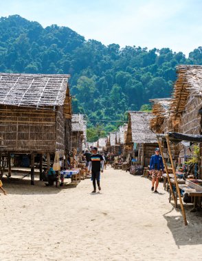 Phangnga, Tayland, 21 Ocak 2025, Surin Adası 'ndaki geleneksel bir köyün yollarında gezinerek, yerel hayatın yemyeşil alanlarda yeşerdiği yer..