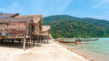 Bereketli yeşil tepeler, ahşap kamaralar Surin Adası 'nın kumlu kıyılarına kurulmuş.