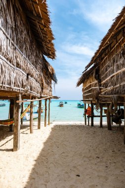 Phangnga, Tayland, 21 Ocak 2025, kırsal kulübelerin arasına yerleşmiş, sakin bir yol Surin Adası 'nın çarpıcı turkuaz sularına götürür, rahatlama ve maceraya davetiye çıkarır.