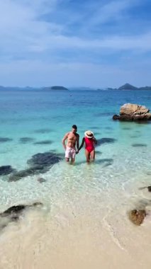 Güneşli bir günde Koh Samet Adası Tayland 'da berrak turkuaz sularda yüzen bir çift. Yumuşak kum ve nazik dalgalar mükemmel bir tropikal kaçış yaratır. Rahatlama ve neşe uyandırır..