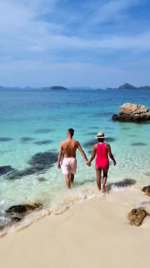 Koh Samet Adası Tayland 'ın el değmemiş sahillerinde gezinen bir çift, turkuaz suların ve yumuşak kumların güzelliğini kucaklayarak parlak bir gökyüzü altında unutulmaz anılar yaratıyor..
