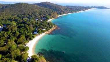 Tayland 'daki Koh Samet Adası' nın dingin plajlarını ve yemyeşil yeşilliklerini keşfedin. Gök mavisi denizin sükunetini ve bu istikameti özel kılan canlı doğal çevreyi tecrübe edin..