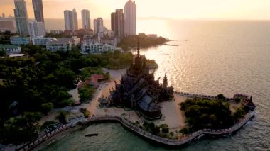 Güneş Pattaya 'nın üzerinde batarken Doğruluk Mabedi' nin karmaşık ahşap oymaları ve çarpıcı mimarisine hayret edin. Tayland 'da deniz kıyısındaki bu eşsiz tapınağın güzelliğini tecrübe edin.