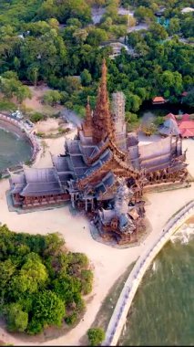 Pattaya, Tayland 'ın yemyeşil manzaralarına yerleşmiş hakikat mabedinin karmaşık ahşap oymalarını ve çarpıcı mimarisini keşfedin. Kültürel miras hakkında eşsiz bir içgörü sunuyor..