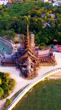 Pattaya, Tayland 'daki muhteşem doğruluk sığınağını keşfedin. Karmaşık ahşap oymalar ve eşsiz mimari tasarım sergileniyor. Bu dönüm noktası zengin kültür mirasını ve işçiliğini yansıtıyor..