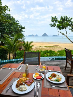 Krabi Tayland 'ın sakin sularına bakarken yerel yemeklerin yer aldığı enfes bir kahvaltı ziyafetinin tadını çıkarın. Bu huzurlu ortam yeşillik ve çarpıcı manzaraları sergiliyor..