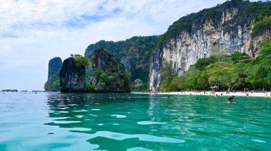 Ziyaretçiler kristal berrak suların ve Koh Hong Adası 'nın kumlu sahillerinin tadını çıkarıyorlar. Tropikal yeşilliklerin gölgelediği görkemli uçurum kulesi rahatlama ve macera için sakin bir kaçış sağlar..