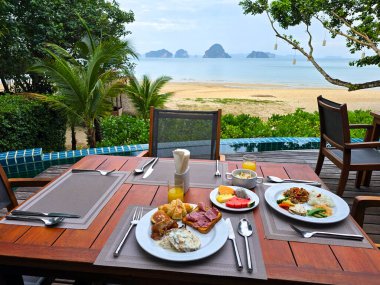 Tayland, Krabi 'de nefis bir kahvaltı, sakin sahil ve kristal berrak sular mükemmel bir sabah inzivası için cennet gibi bir ortam yaratır..