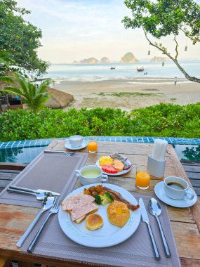 Krabi 'nin çarpıcı manzaralı sahil kenarında nefis bir kahvaltıyı zevkle yiyorum. Sakin bir sabah ortamı Tayland 'da güne mükemmel bir başlangıç sağlıyor..