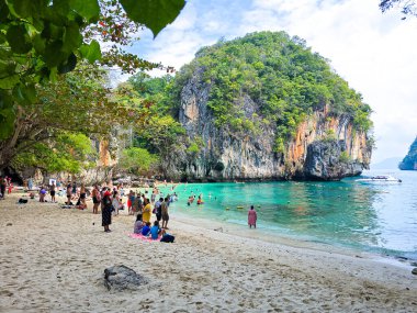 26 Ocak 2025 'te Krabi Tayland' daki Koh Lao Lading Adası 'nda turkuaz sular ve yemyeşil sularla çevrili yumuşak kumlu sahilde ziyaretçiler toplandı.. 