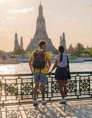 Nehir kenarında romantik bir anın tadını çıkaran çift güneş ufukta batarken Wat Arun tapınağına hayran kaldılar. Parlayan gökyüzü onların Bangkok 'taki deneyimlerine sihirli bir dokunuş katıyor..