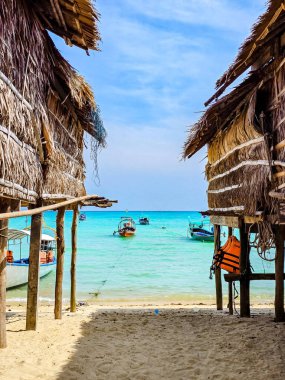 Kristal berraklığında turkuaz sular renkli teknelerin huzur içinde dinlendiği Surin Adası 'nın kumlu kıyılarını kucaklıyor. Kırsal saman kulübeleri nefes kesen manzarayı çerçeveliyor, sükunet ve keşifleri davet ediyor.