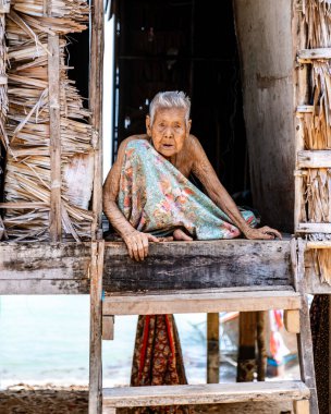 Phangnga, Tayland, 21 Ocak 2025 Surin Adası 'ndaki ahşap bir evde oturan yaşlı bir köylü yerel halkın günlük yaşamına ve kültürüne şöyle bir göz attı.
