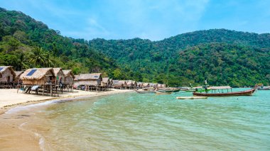 Tayland 'ın göbeğinde yer alan Surin Adası, kristal berrak suları sergiliyor kumlu kıyılara çarpıyor, büyüleyici ahşap kulübeleriyle sahili kaplıyor..