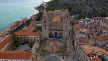 Cefalu Sicilya 'nın ebedi cazibesini keşfedin. Eski yapılar çarpıcı kıyı manzarasıyla buluşurken. Bu büyüleyici an, zengin İtalyan tarihinin ve huzurlu çevrenin güzelliğini gözler önüne seriyor..