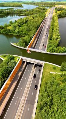 Hollanda 'daki muhteşem Veluwemeer su kemerini keşfedin, araçların su altından geçtiği bir mühendislik harikası, doğayı ve altyapıyı güzelce harmanlıyor..