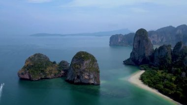 Turkuaz suların dramatik kireçtaşı kayalıklarıyla buluştuğu Krabi Tayland 'ın nefes kesici güzelliğine hayran kaldım. Doğal güzellikler ve sakin manzaralarla dolu huzurlu bir günün tadını çıkar..