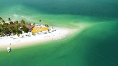 Tayland 'daki Koh Mook Adası' nın nefes kesen kıyılarını keşfedin, kristal berrak suların beyaz kumlu sahillerle buluştuğu. Kendinizi doğaya, dinginliğe ve canlı manzaraya daldırın..