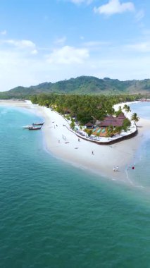 Altın plajların kristal berrak sularla buluştuğu Koh Mook Adası 'nın sakinliğini hissedin. Bereketli çevreyi keşfedin ve bu tropikal cennetin huzurlu atmosferine dalın..