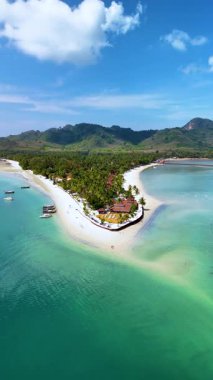 Tayland 'daki Koh Mook Adası' nın cennet bahçesini keşfedin. Yumuşak kumlu plajlar, canlı yeşil palmiyeler ve kristal berrak sular sergilersiniz..