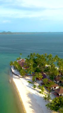 Turkuaz suların el değmemiş beyaz kumlarla buluştuğu Koh Mook Adası 'nın nefes kesici güzelliğini tecrübe edin. Titreyen avuçların altında rahatla ve bu tropikal kaçamağın sakinliğini kucakla..