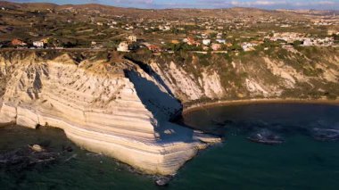 Sicilya 'nın görkemli uçurumları ve el değmemiş plajları Scala dei Turchi İtalya' nın Sicilya kıyısındaki çok ünlü kayalık uçurumunun nefes kesen manzarasını izleyin.
