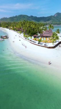 Zümrüt sularının beyaz kumlu plajlarla buluştuğu Koh Mook Adası 'nın nefes kesici güzelliğini keşfedin. Ziyaretçiler güneşlenmeyi, yüzmeyi ve güneşin altındaki bu tropik cenneti keşfetmeyi severler..