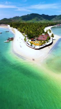 Tayland 'daki Koh Mook Adası' nın nefes kesici güzelliğini keşfedin. İçlerinde el değmemiş plajları, berrak suları ve yemyeşil suları var. Cennetin ortasında sakin bir kaçış yaşayın..